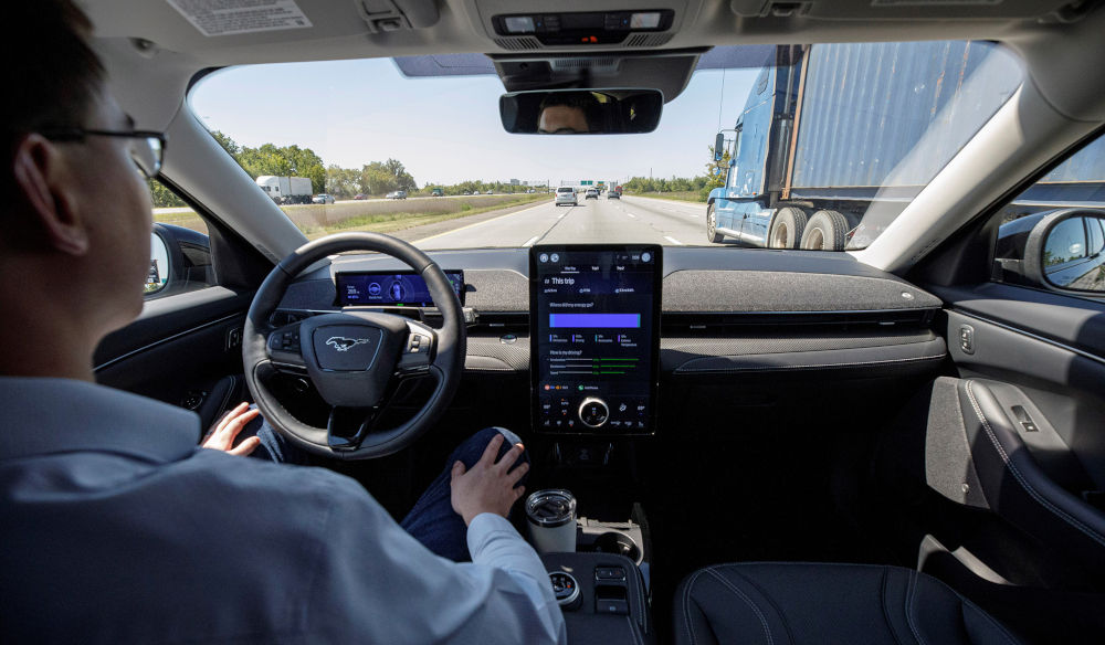 Ford lança versão atualizada do sistema de direção autônoma BlueCruise