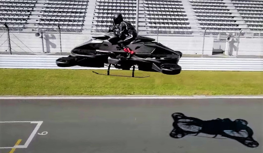 Moto voadora é exibida em circuito de corrida japonês; veja imagens