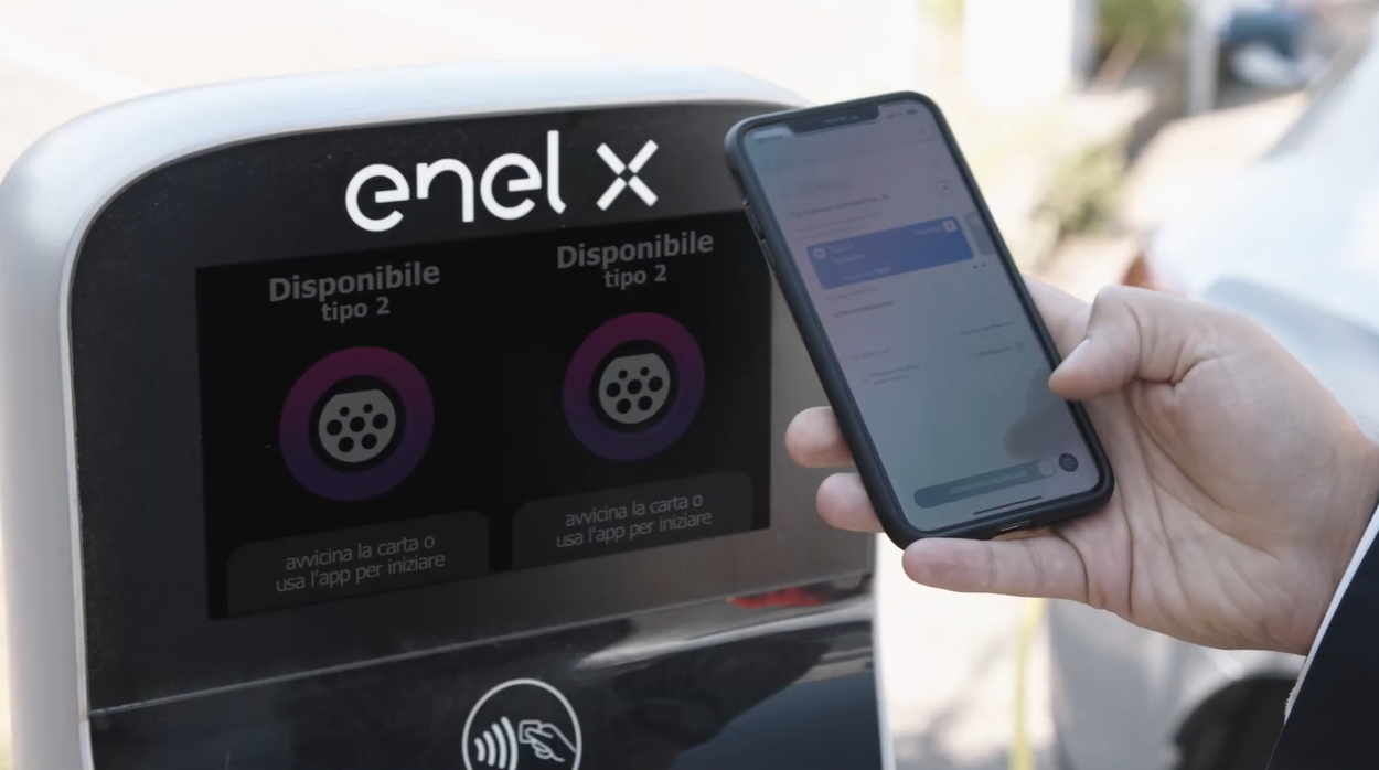 Mercedes-Benz amplia cooperação com Enel X Way Brasil para recarga