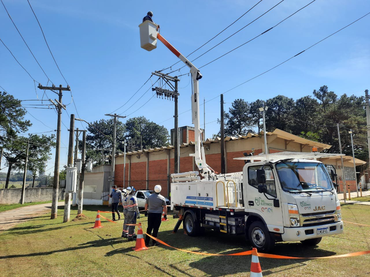 Enel vai começar a usar caminhão elétrico com cesto em São Paulo