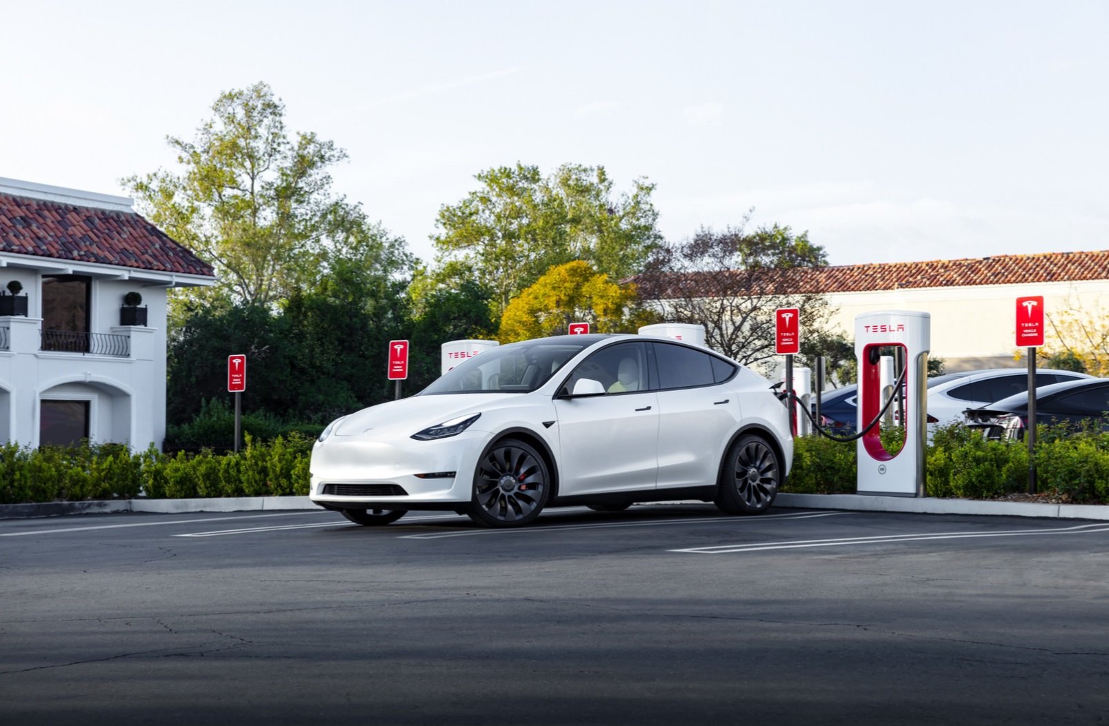 Fechamento Da Capota De Carros Elétricos De Corrida Executivos Tesla Com  Logotipo Tesla Foto de Stock Editorial - Imagem de frente, branco: 221416033